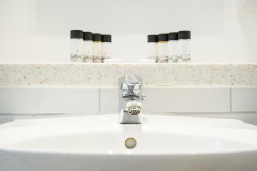 唐克斯特Toby Carvery Doncaster by Innkeeper's Collection的浴室水槽配有水龙头和两面镜子