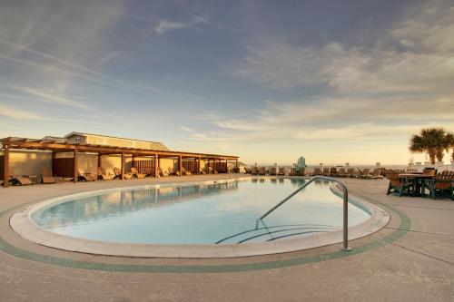 翡翠岛Islander Hotel & Resort的度假村中心的大型游泳池