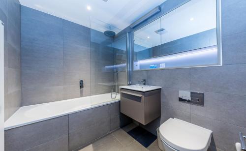 伦敦Lux St James Park Apartment Central London FREE WIFI by City Stay Aparts London的一间带卫生间和水槽的浴室