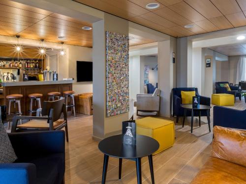 卢瓦尔河畔默恩拉波特德斯查特奥克斯贝斯特韦斯特酒店的大堂设有桌椅和酒吧。
