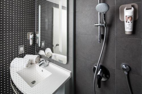 伦敦宜必思伦敦格林威治酒店的浴室设有白色水槽和镜子