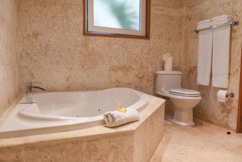 苏莎亚Luxury Oceanview Condo 2 BR/2.5 BA的带浴缸和卫生间的浴室。
