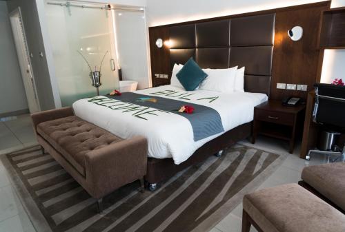丹娜努The Palms Denarau Fiji的酒店客房设有一张大床和一张沙发。