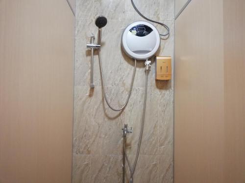 新加坡新加坡斯拜斯博德酒店的带淋浴喷头的浴室