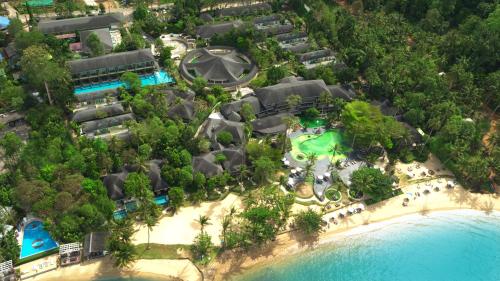 象岛Mercure Koh Chang Hideaway的海滩上的度假村的空中景观