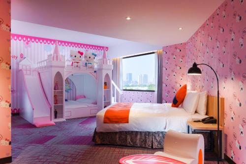 高雄高雄富野渡假酒店的粉红色客房 - 带城堡卧室和床