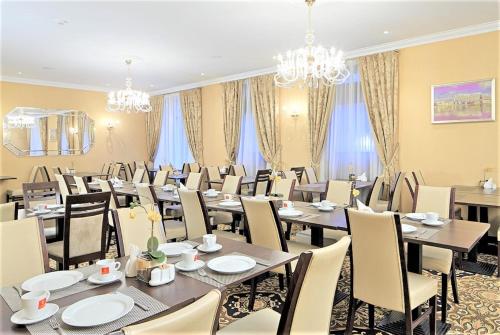 里加格特鲁德瑞克斯韦尔酒店的一间会议室,配有桌椅和吊灯