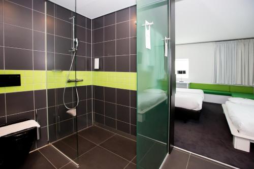 埃因霍温埃因霍温机场郁金香酒店的带淋浴和盥洗盆的浴室