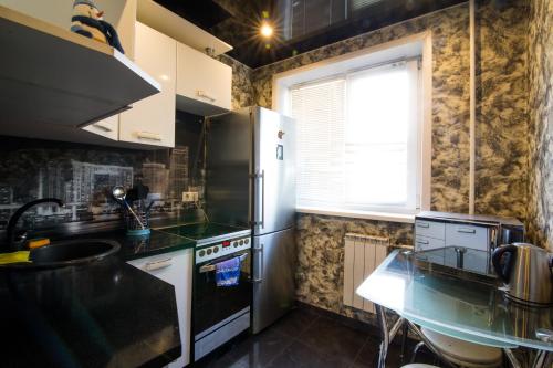 新库兹涅茨克Apartments on Kirova 76的厨房配有冰箱和台面