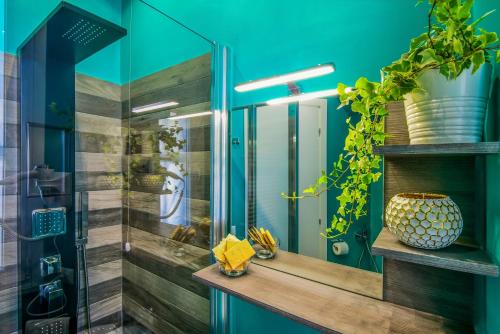 罗马卡拉乔洛阿莱格拉旅馆的浴室拥有蓝色的墙壁和玻璃淋浴间。