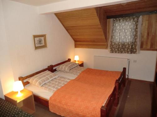 科帕奥尼克Holiday Home Minja的一间卧室配有两张床和两盏灯。