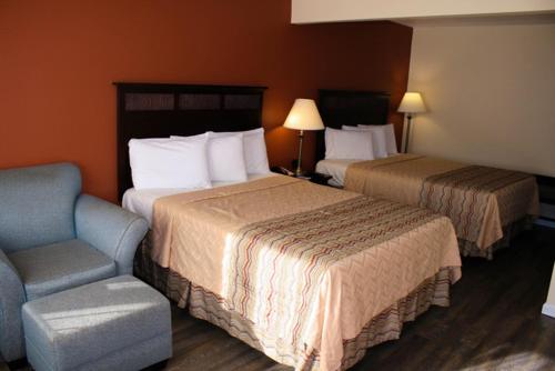 伍德兰奥克斯山谷林地酒店的酒店客房,配有两张床和椅子