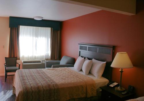 伍德兰奥克斯山谷林地酒店的酒店客房设有床和客厅。