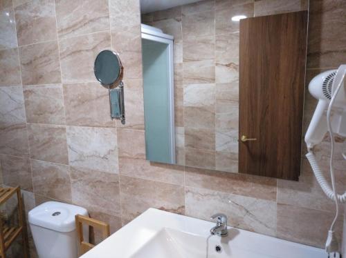 贝洛拉多Hotel La Huella Del Camino的一间带水槽和镜子的浴室