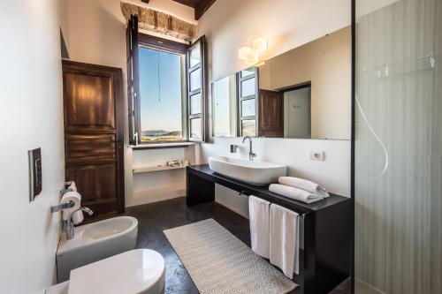奇亚法洛卡波塔斯帕蒂酒店的一间带水槽、卫生间和镜子的浴室