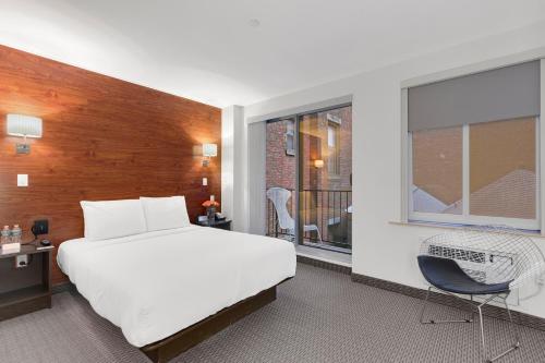 纽约纽约莱克斯酒店的酒店客房设有床和窗户。