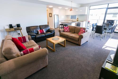 纳尔逊Riverwalk Apartments的客厅配有两张沙发和一张桌子