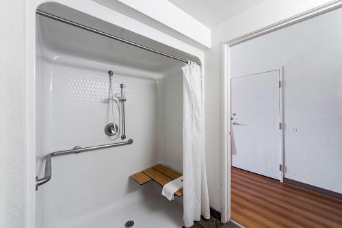圣安东尼奥圣安东尼奥市区阿拉莫圆顶体育馆6号汽车旅馆的带淋浴和浴帘的浴室