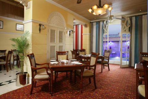 迪拜切尔西广场酒店的餐厅内带桌椅的用餐室