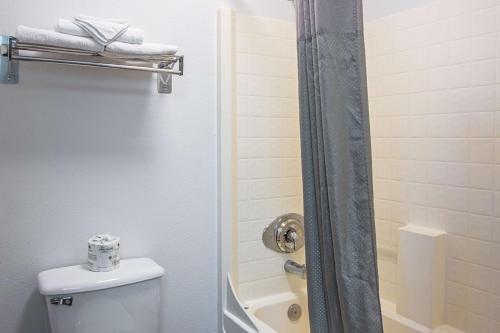 新港Motel 6-Newport, OR的带淋浴、卫生间和淋浴的浴室