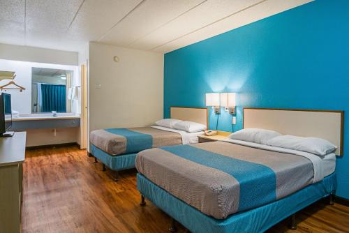 诺克斯维尔诺克斯维尔北部6号汽车旅馆的酒店客房设有两张床和蓝色的墙壁。