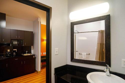 米德兰Motel 6-Midland, TX的一间带水槽和镜子的浴室