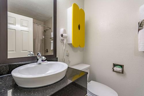 达拉斯TX6号一室公寓酒店的一间浴室