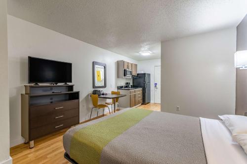 达拉斯TX6号一室公寓酒店客房内的一张或多张床位