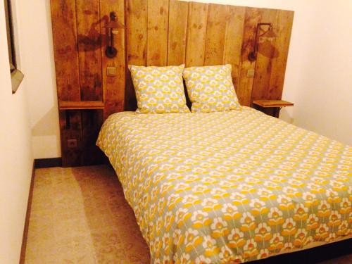 巴约讷Baiona的一间卧室配有一张带木制床头板的床
