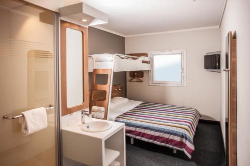 开普敦SUN1 MILNERTON的小房间设有双层床和水槽