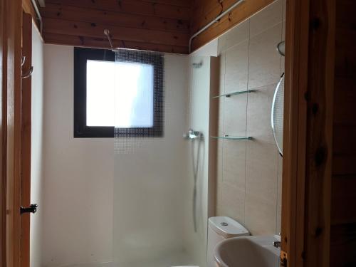 阿尔考斯布里卡姆平瑞巴马尔酒店的一间带卫生间、水槽和窗户的浴室