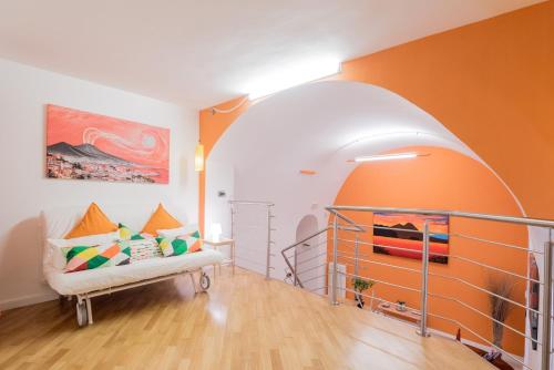那不勒斯卡萨沃尔特公寓的橙色和白色的房间,配有沙发