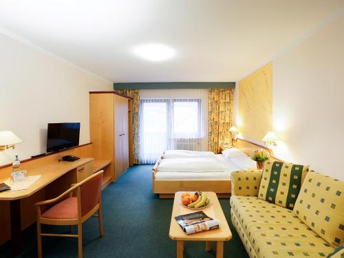 MottenHotel Gasthof zum Biber的酒店客房,配有床和沙发