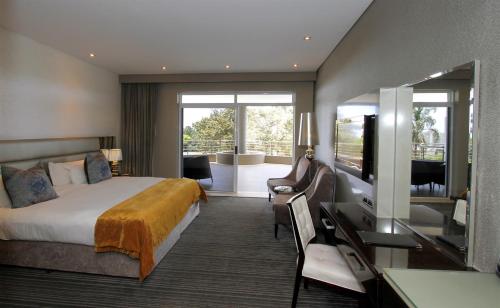 德班马斯格雷夫海岛酒店的酒店客房设有床和客厅。