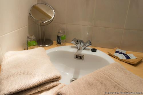 WalcourtConfluences的浴室设有水槽和毛巾