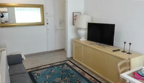 米兰米兰M3地铁站附近的漂亮公寓的客厅配有梳妆台上的电视