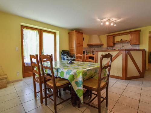 CazalsHoliday home with private garden的厨房配有桌椅和桌布