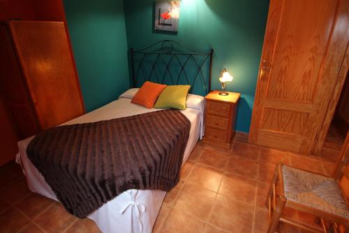 托雷洪厄尔卢比奥塞拉利昂德梦夫拉格酒店的一间卧室设有一张床和绿色的墙壁