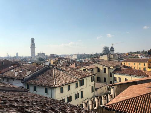 维罗纳Pietra di Verona Residenza的享有带屋顶和建筑的城市美景