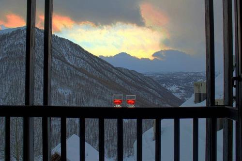 Sauze di CesanaLa Grange的阳台享有雪覆盖的山脉美景。