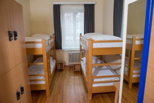 萨尔茨堡尤霍- 国际青年旅舍的客房设有两张双层床和一扇窗户。