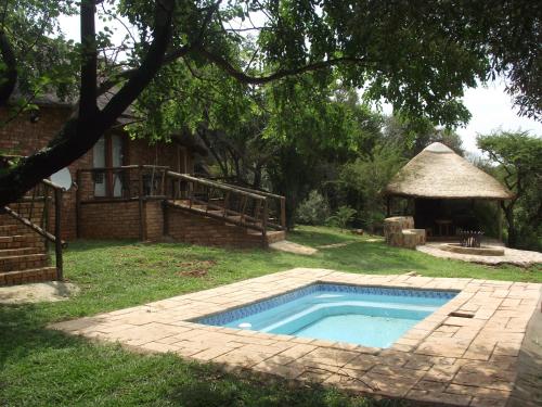 Shamba Yetu Mountain Lodge内部或周边的泳池