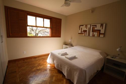 迪亚曼蒂纳Casa Antunes的卧室配有白色的床和窗户。