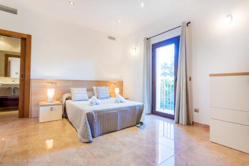 塔拉曼卡Villa Alexandra的一间卧室设有一张床和一个大窗户