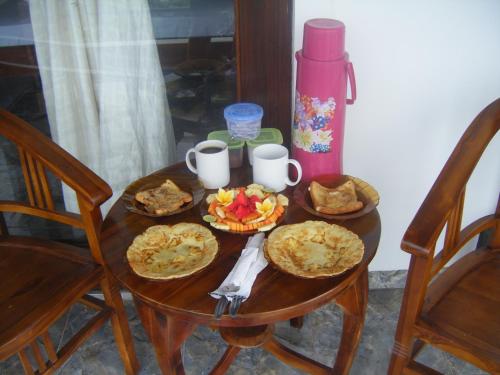 艾湄湾布布拉克科寄宿家庭酒店的上面有两盘食物的桌子