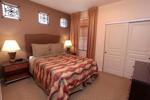 拉斯维加斯宁静峡谷悬崖酒店的一间卧室配有一张床和两盏灯及窗户。