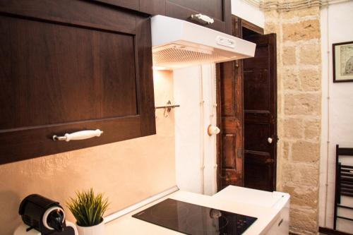 圣皮耶特罗韦尔诺蒂科Apulia '800的一间带水槽和微波炉的小厨房