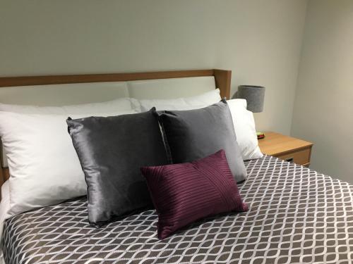 埃德蒙顿University of Alberta - PLH Accommodation的一张床上有一堆枕头