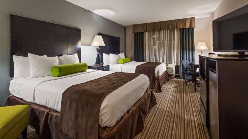 纳什维尔贝斯特韦斯特日升优质酒店的酒店客房设有两张床和一台平面电视。