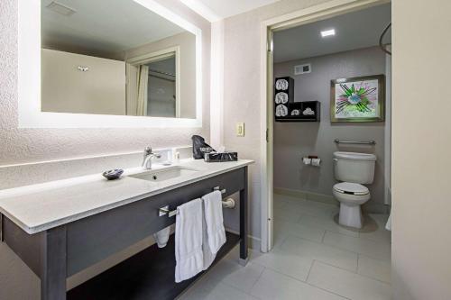 Best Western Plus Clemson Hotel & Conference Center的一间浴室